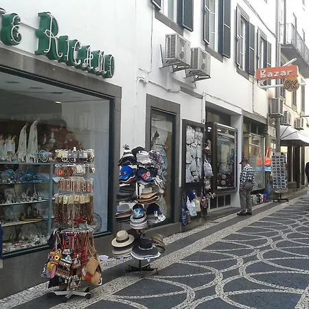 בית הארחה Madeira Downtown פונשל